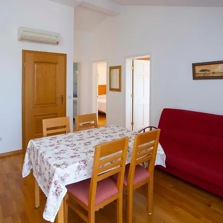 Apartment Lobora *