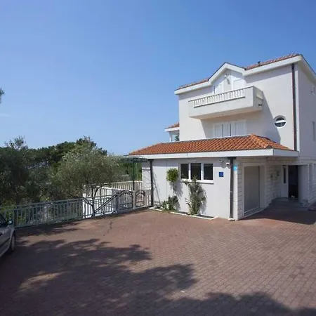 Lobora Apartment *