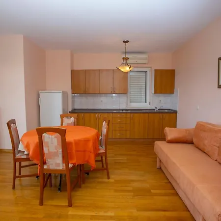 Lobora Apartment *